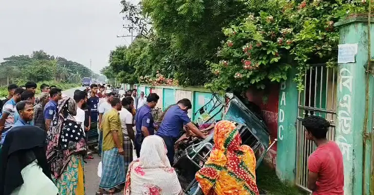 দুর্ঘটনাস্থলে পুলিশ ও স্থানীয়রা